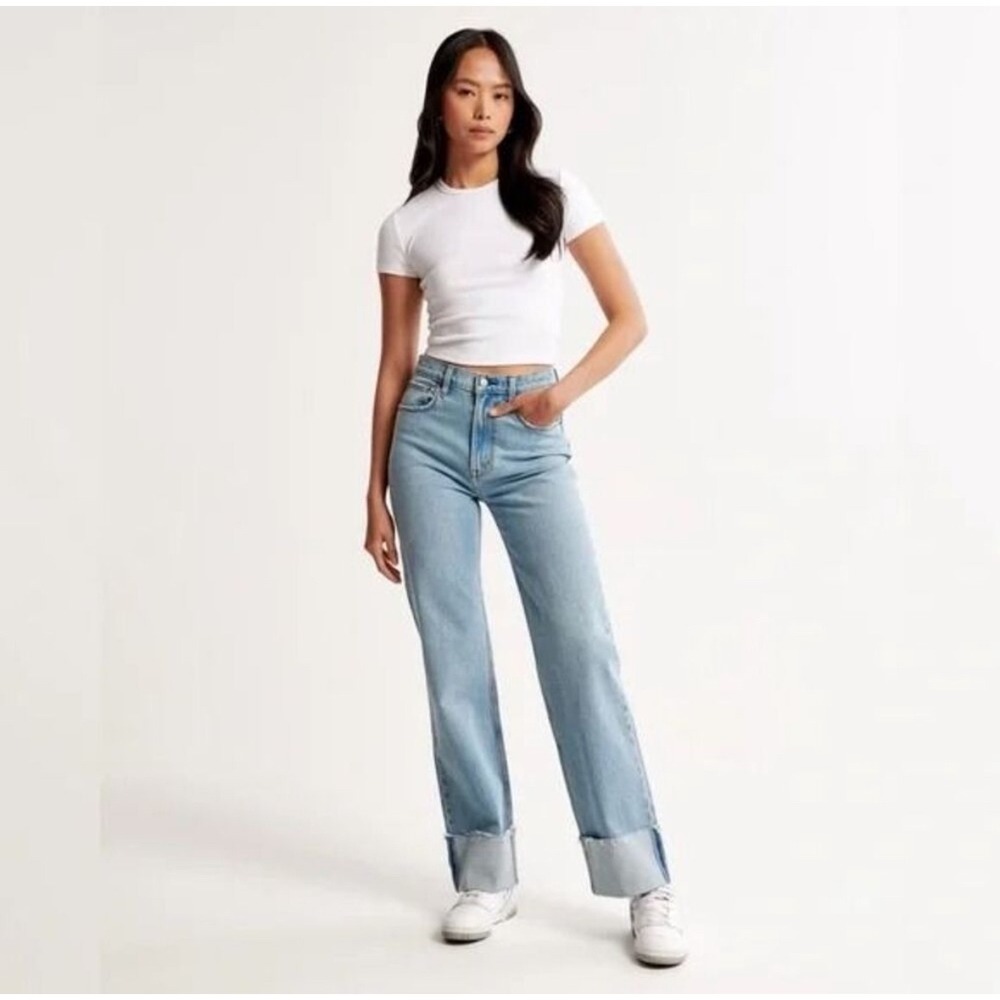Abercrombie The 90s relaxed Jean High Rise Light Blue Cuffed‎